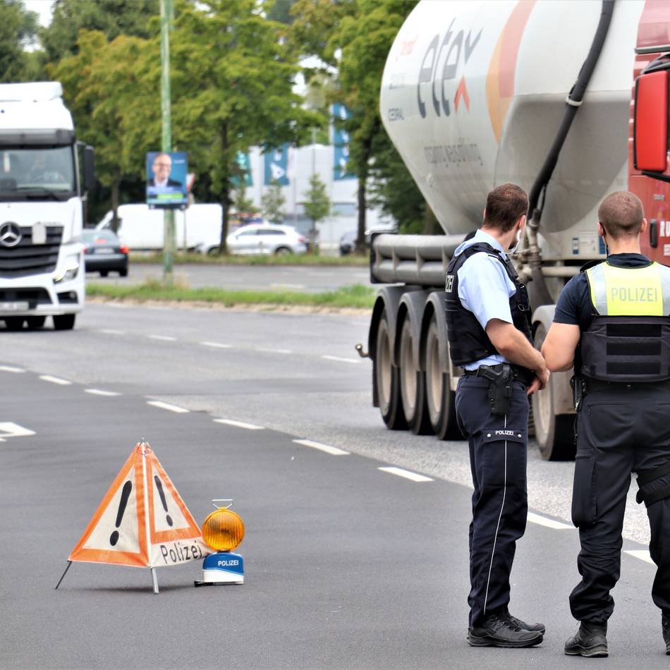 Kurioser Vorfall bei Schwerpunkt-Einsatz im Rhein-Kreis Neuss: Autofahrer gerät zweimal in Drogenkontrolle