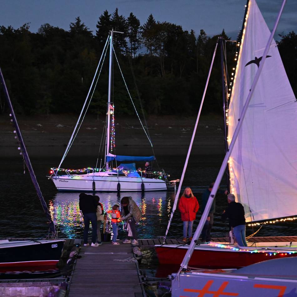 Romantische Ausfahrt an der Bever-Talsperre: Lichterfest mit wenig Wasser und viel Country