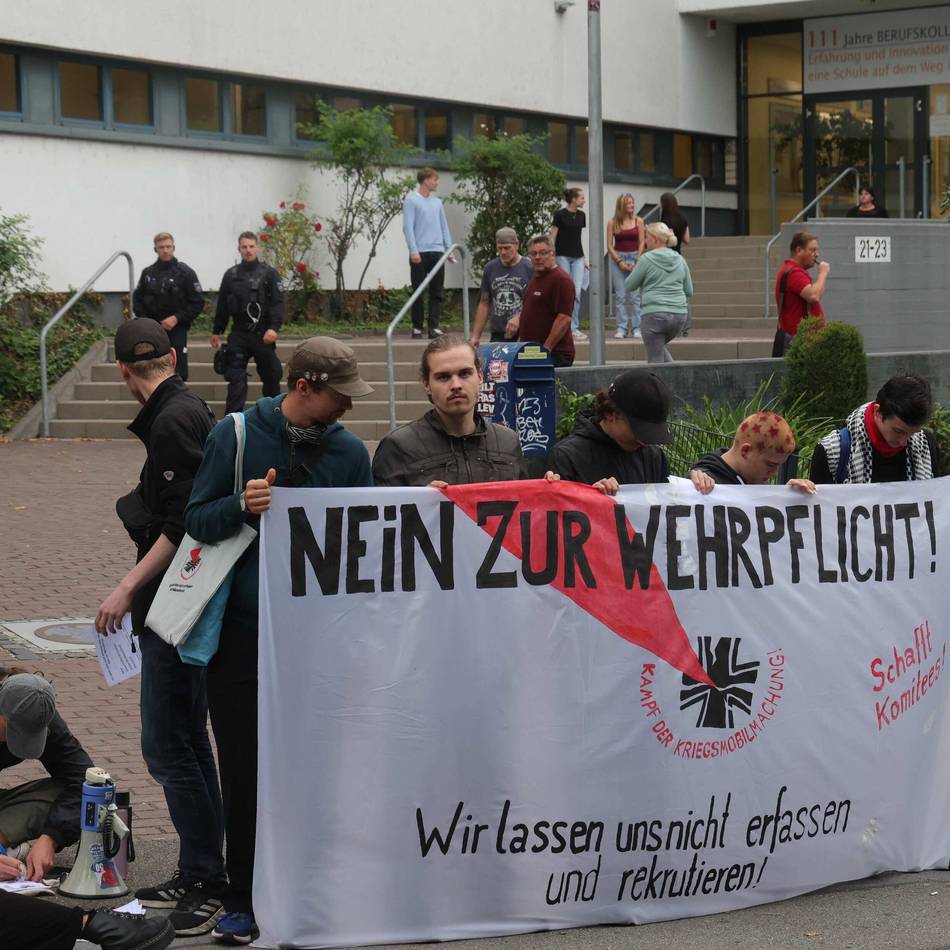 Polizeieinsatz am Berufskolleg Opladen: Spontandemo gegen die Wehrpflicht