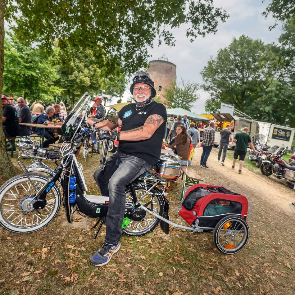 Chromblitzende Klassiker: So schön war das Oldtimer-Treffen an der Hohen Mühle in Uedem