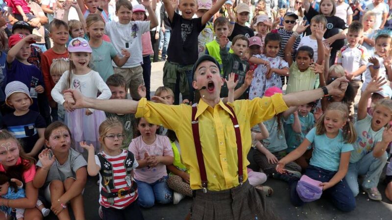 „Lev spielt“ an drei Orten: Ausgelassene Stimmung beim Kinderfest
