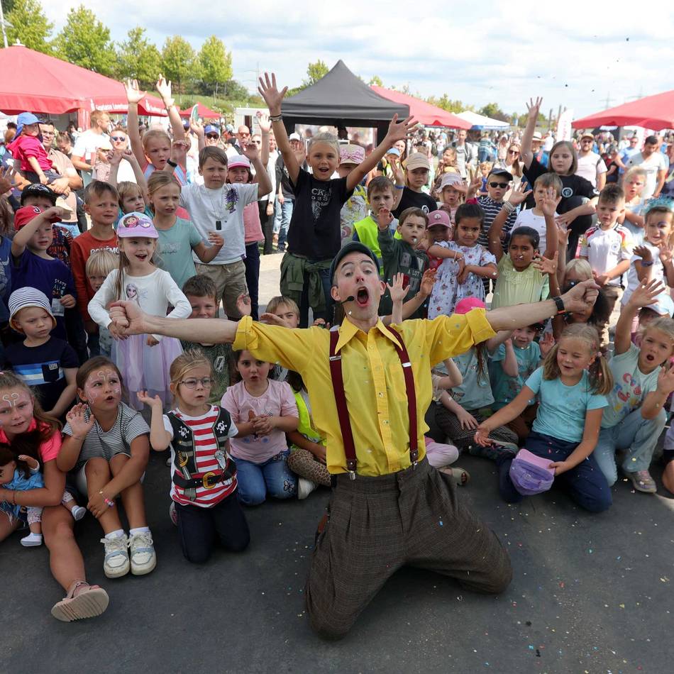 „Lev spielt“ an drei Orten: Ausgelassene Stimmung beim Kinderfest