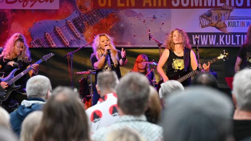 Weibliche „AC/DC“-Coverband in Wermelskirchen : Furioses Rock-Finale auf der Eifgen-Summerstage