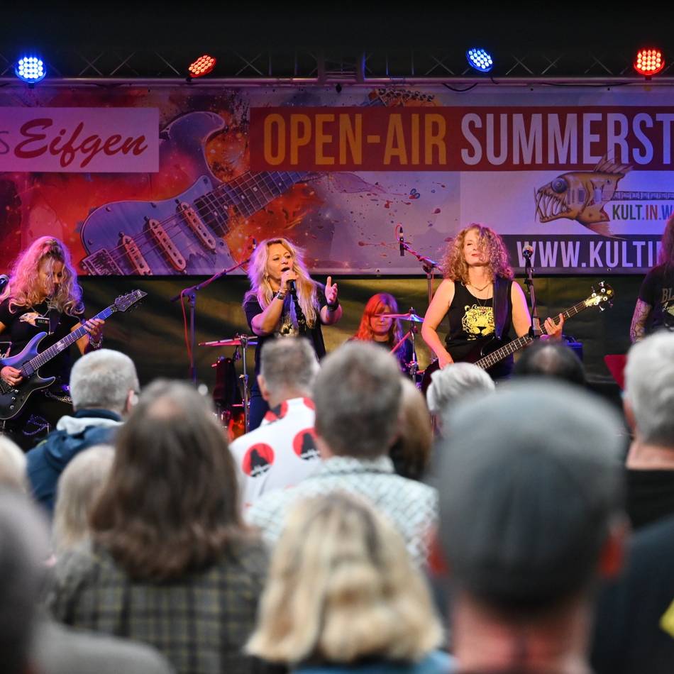 Weibliche „AC/DC“-Coverband in Wermelskirchen : Furioses Rock-Finale auf der Eifgen-Summerstage