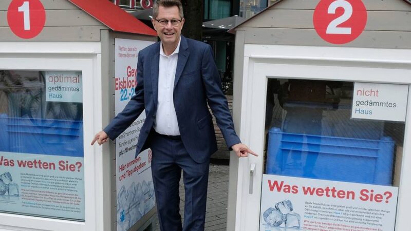 Aktion in der Innenstadt: Hunderte Kilo Eis auf dem Schadowplatz – Düsseldorfer sind zur Wette eingeladen