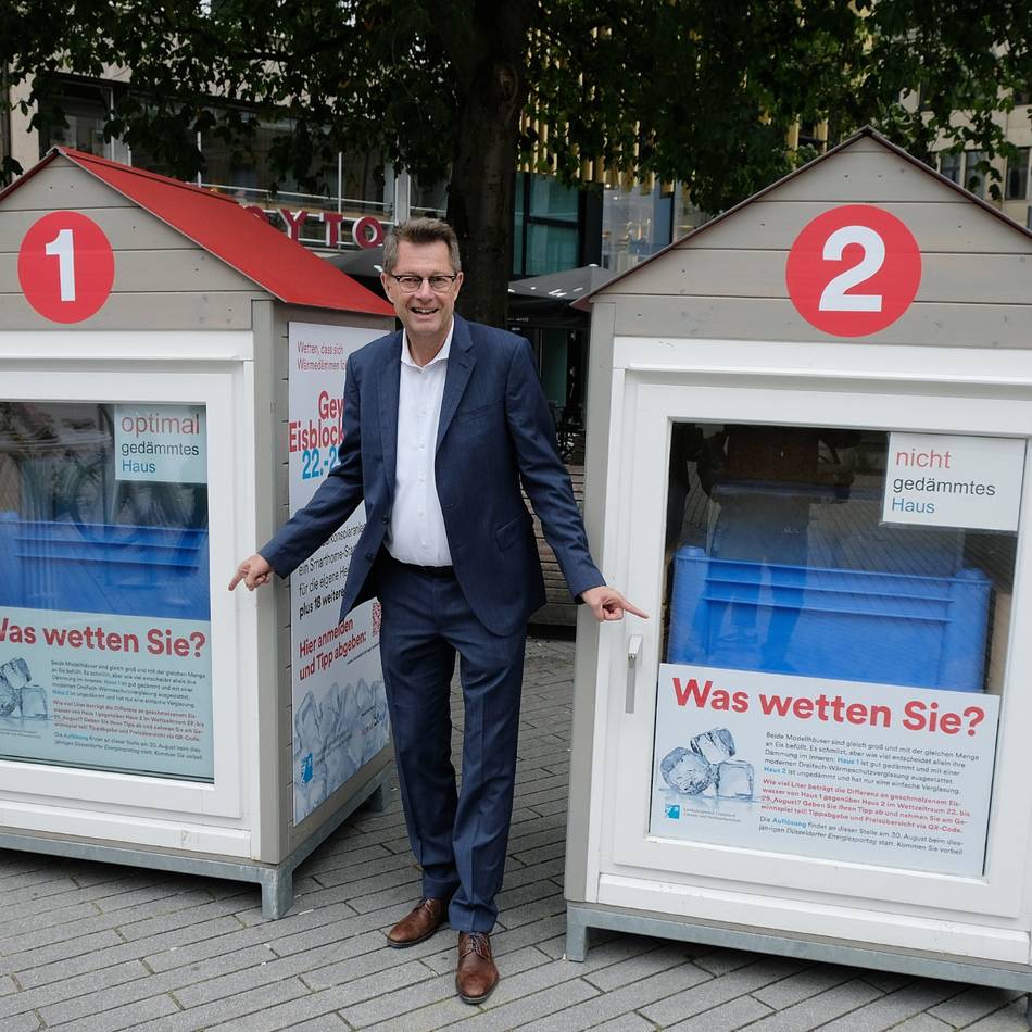 Aktion in der Innenstadt: Hunderte Kilo Eis auf dem Schadowplatz – Düsseldorfer sind zur Wette eingeladen