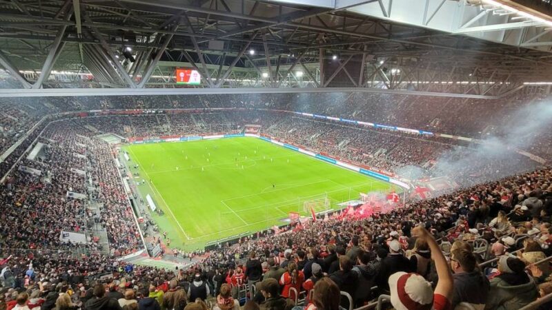 Vertragsunterzeichnung am Spielfeldrand: Fußgängerbrücken und Photovoltaik an der Arena – Fortuna Düsseldorf und Stadt schließen Pakt