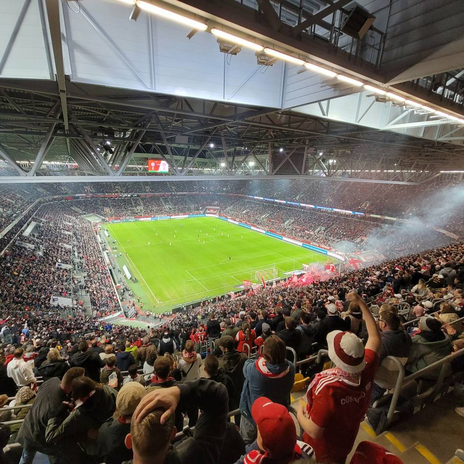 Vertragsunterzeichnung am Spielfeldrand: Fußgängerbrücken und Photovoltaik an der Arena – Fortuna Düsseldorf und Stadt schließen Pakt