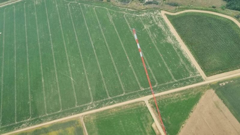 Nachbesserungen am Mast im Tagebau: Mast wurde nachgebessert – und ist trotzdem schlecht zu sehen