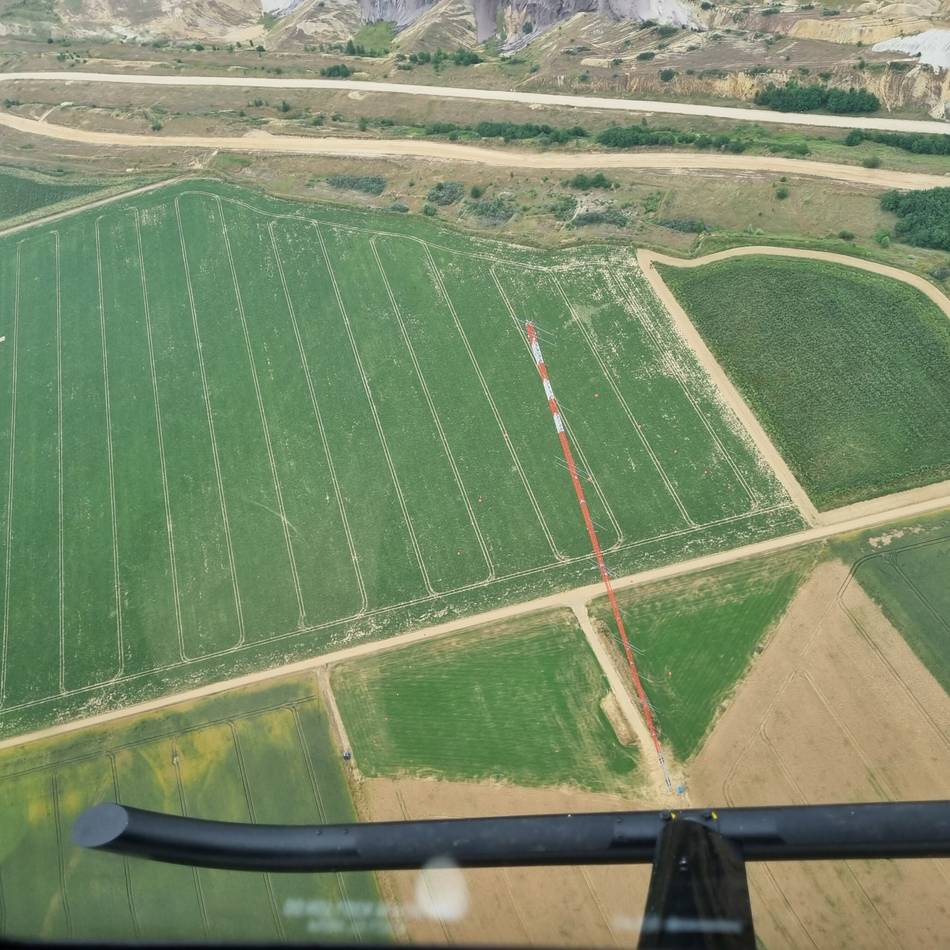 Nachbesserungen am Mast im Tagebau: Mast wurde nachgebessert – und ist trotzdem schlecht zu sehen
