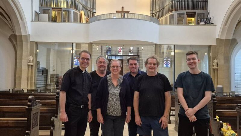 Mehr als 1000 Pfeifen in Neuss gereinigt: Großputz für die Orgel der Dreikönigenkirche