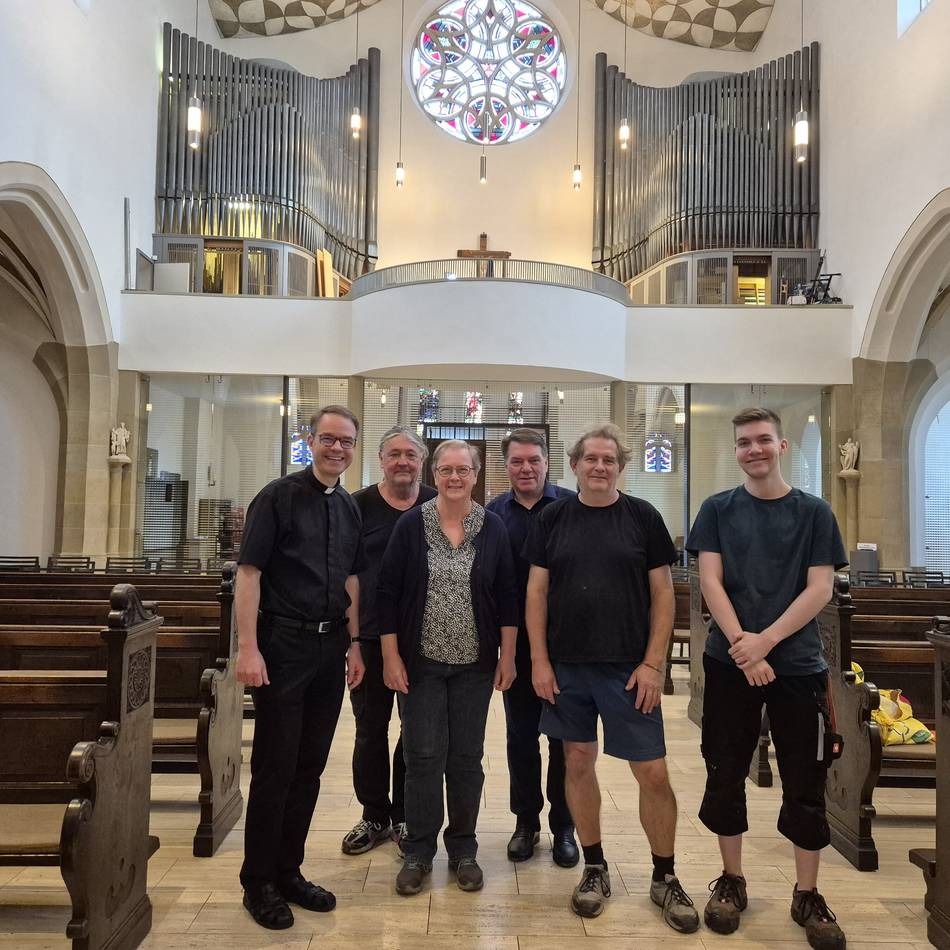 Mehr als 1000 Pfeifen in Neuss gereinigt: Großputz für die Orgel der Dreikönigenkirche