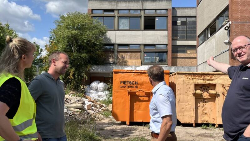 Rückbau in den Ferien: Wie Kalkars alte Grundschule zerlegt wird