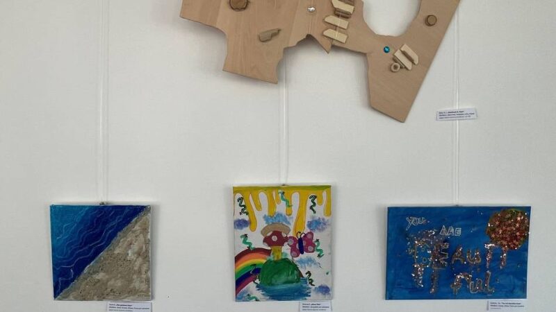 Kinderkunstgruppe stellt im Work Lab der Hochschule aus: Eine Welt ohne Krieg und voller Pferde – Was Kinder sich wünschen