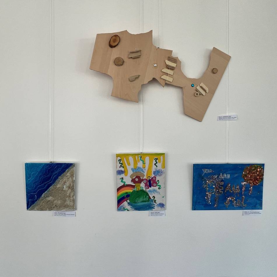 Kinderkunstgruppe stellt im Work Lab der Hochschule aus: Eine Welt ohne Krieg und voller Pferde – Was Kinder sich wünschen