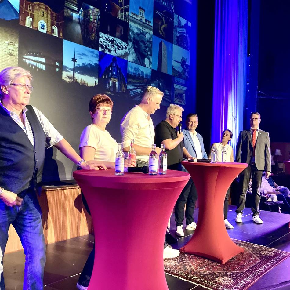 Unterhaltsamer Wahlkampf im Weseler Kulturspielhaus Scala: „Meine erste Tat im Amt: Ich gebe Sprengauftrag für die Niederrheinhalle“
