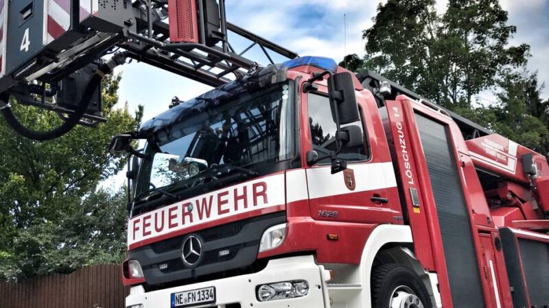 Brand in Neuss-Norf: Möbel auf Balkon im zweiten Obergeschoss stehen in Flammen