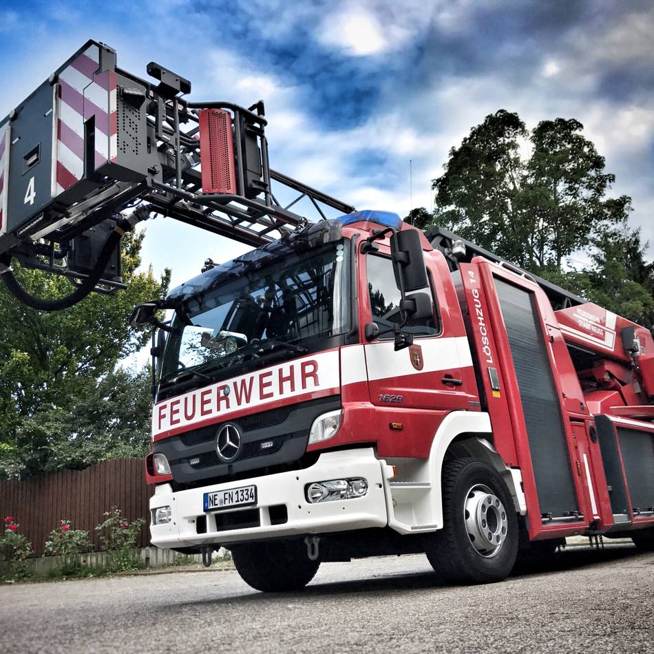 Brand in Neuss-Norf: Möbel auf Balkon im zweiten Obergeschoss stehen in Flammen