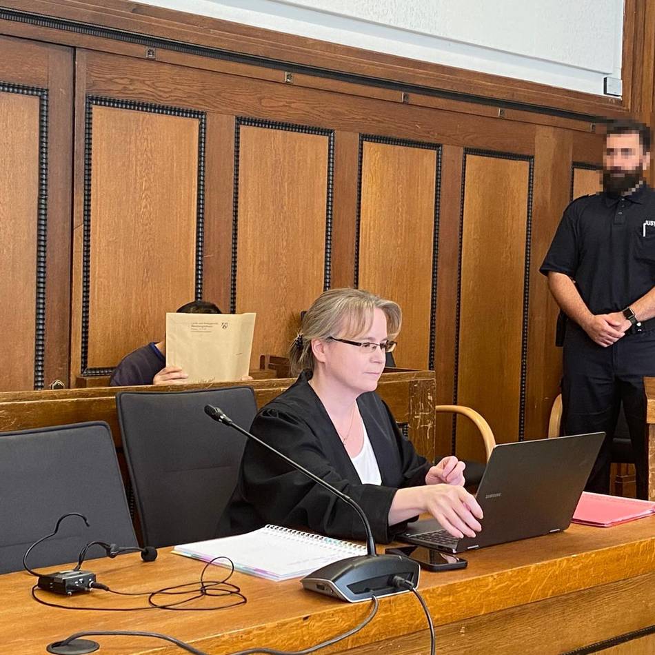 Prozess um Totschlag in Mönchengladbach: Angeklagter soll weiteren Freund mit Messer bedroht haben