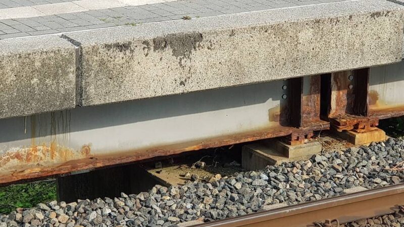 Die Regiobahn arbeitet an einem Sanierungskonzept: Rostfraß an der Bahnbrücke im Zentrum
