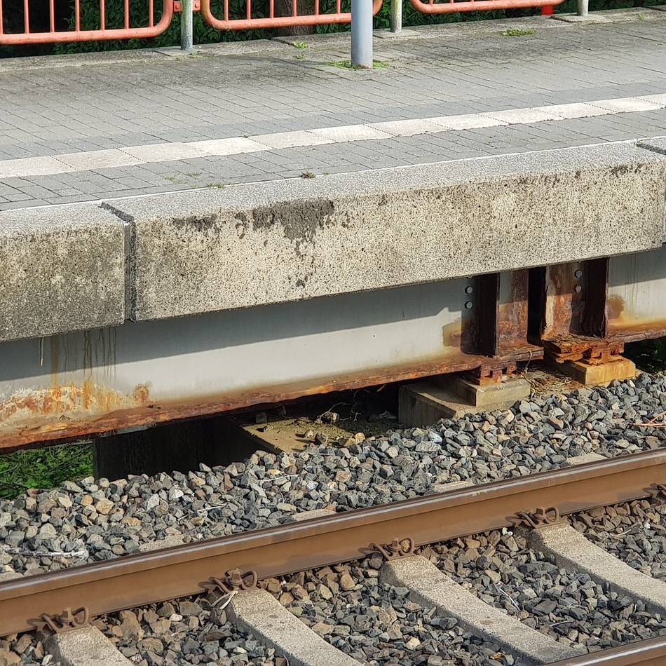 Die Regiobahn arbeitet an einem Sanierungskonzept: Rostfraß an der Bahnbrücke im Zentrum