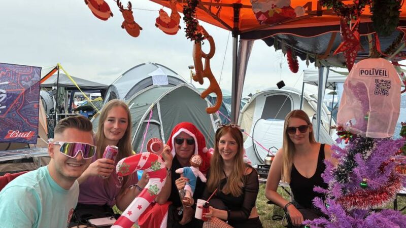 Electrisize-Festival in Erkelenz: Electrisize-Camper feiern mit Hobby Horsing und Weihnachtsdeko