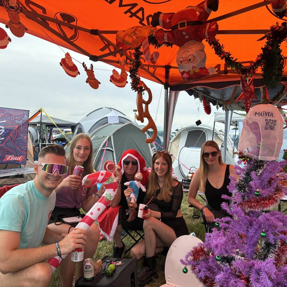 Electrisize-Festival in Erkelenz: Electrisize-Camper feiern mit Hobby Horsing und Weihnachtsdeko