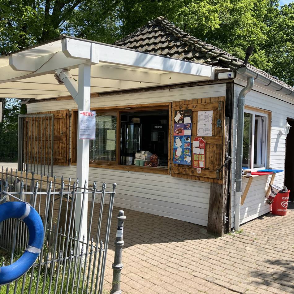 Eyller See in Kerken: Einbrecher „ganz in Weiß“ durchsucht in aller Ruhe den Kiosk am See