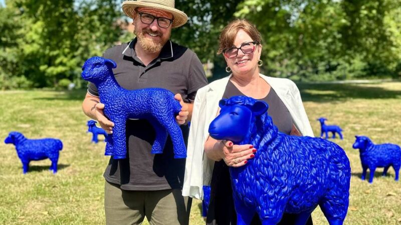Kunstaktion vor der Villa Erckens: Blaue Schafe für den Frieden