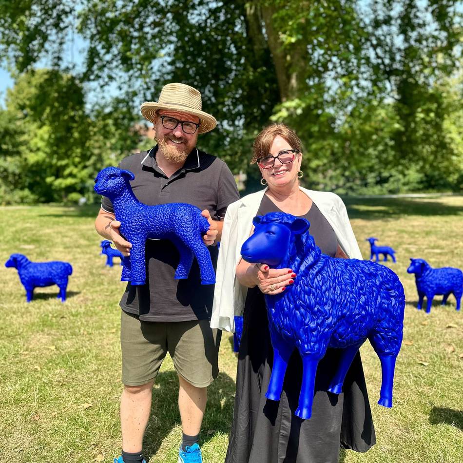 Kunstaktion vor der Villa Erckens: Blaue Schafe für den Frieden