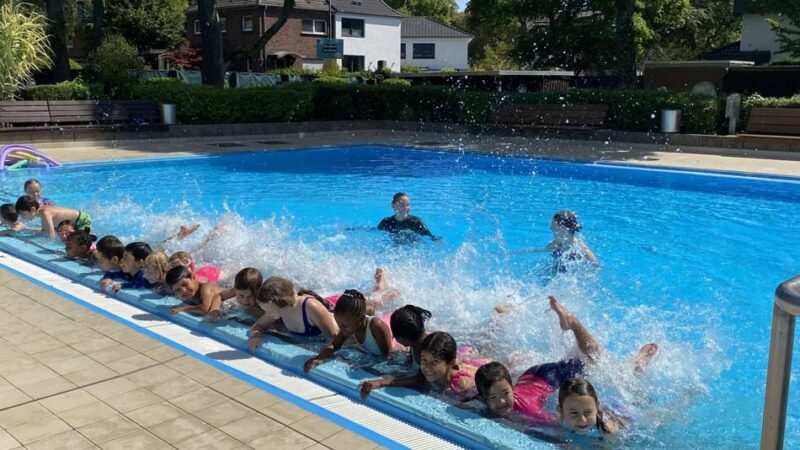 Engagement für Kinder in Krefeld: 15. Bürgerstiftungs-Schwimmkurs erneut ein voller Erfolg