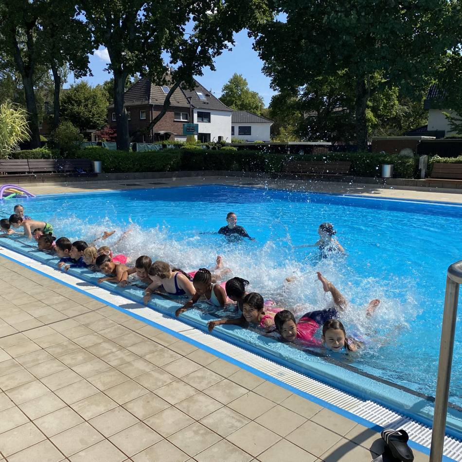 Engagement für Kinder in Krefeld: 15. Bürgerstiftungs-Schwimmkurs erneut ein voller Erfolg