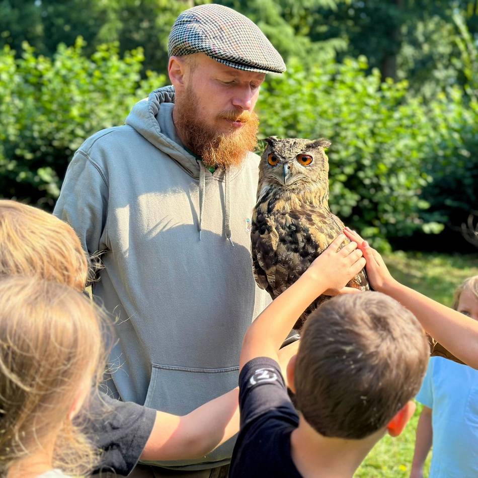 Ferienfreizeit in Grevenbroich: Kinder entdecken die Welt der Greifvögel