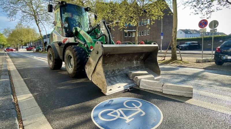 Gescheitertes Verkehrsprojekt in Mönchengladbach: Das muss die Stadt nach der Klage gegen die „Protected Bike Lane“ zahlen