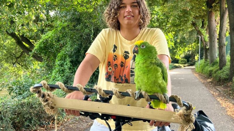 „Sie hat ihren eigenen Kopf“: Erkelenzer war auf Fahrradtour mit seinem Papagei