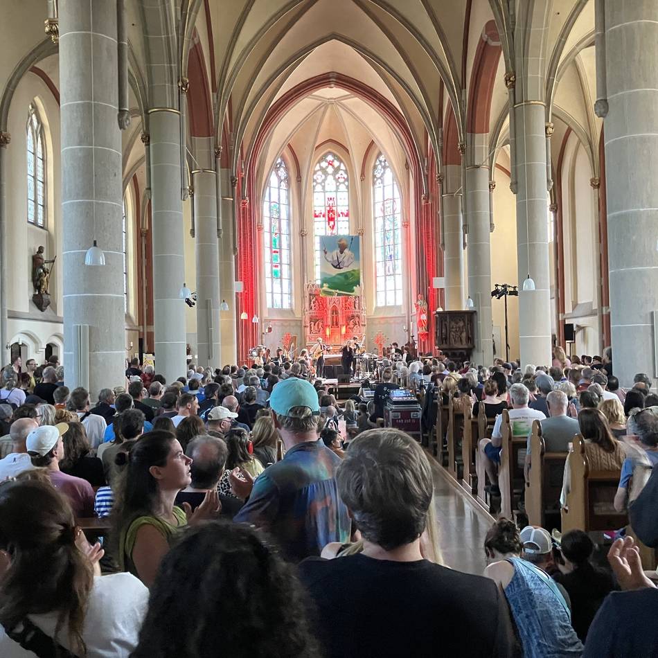 Haldern Pop Festival 2025: Grandioser Auftakt für Haldern Pop auf Schwyzerdütsch in der Kirche