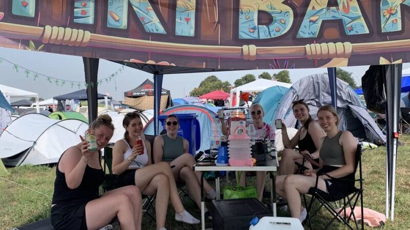 15.000 Fans campen beim Festival in Weeze: So ist das Leben auf dem Zeltplatz von San Hejmo