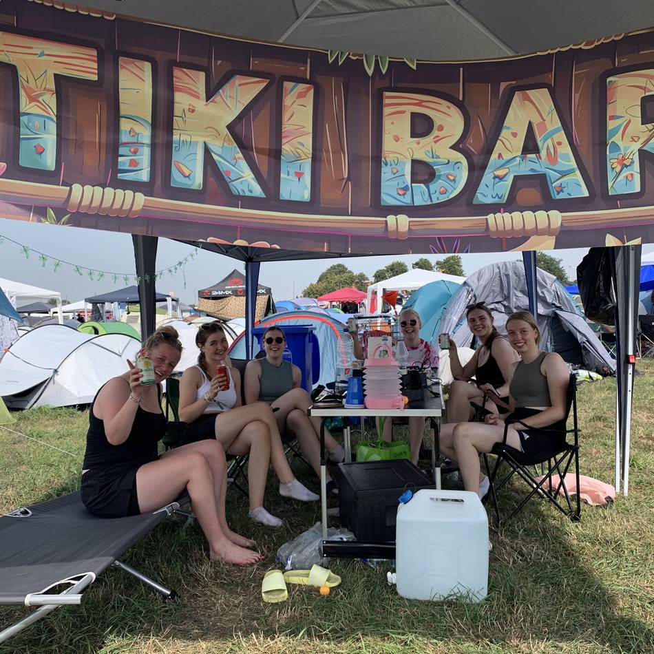 15.000 Fans campen beim Festival in Weeze: So ist das Leben auf dem Zeltplatz von San Hejmo