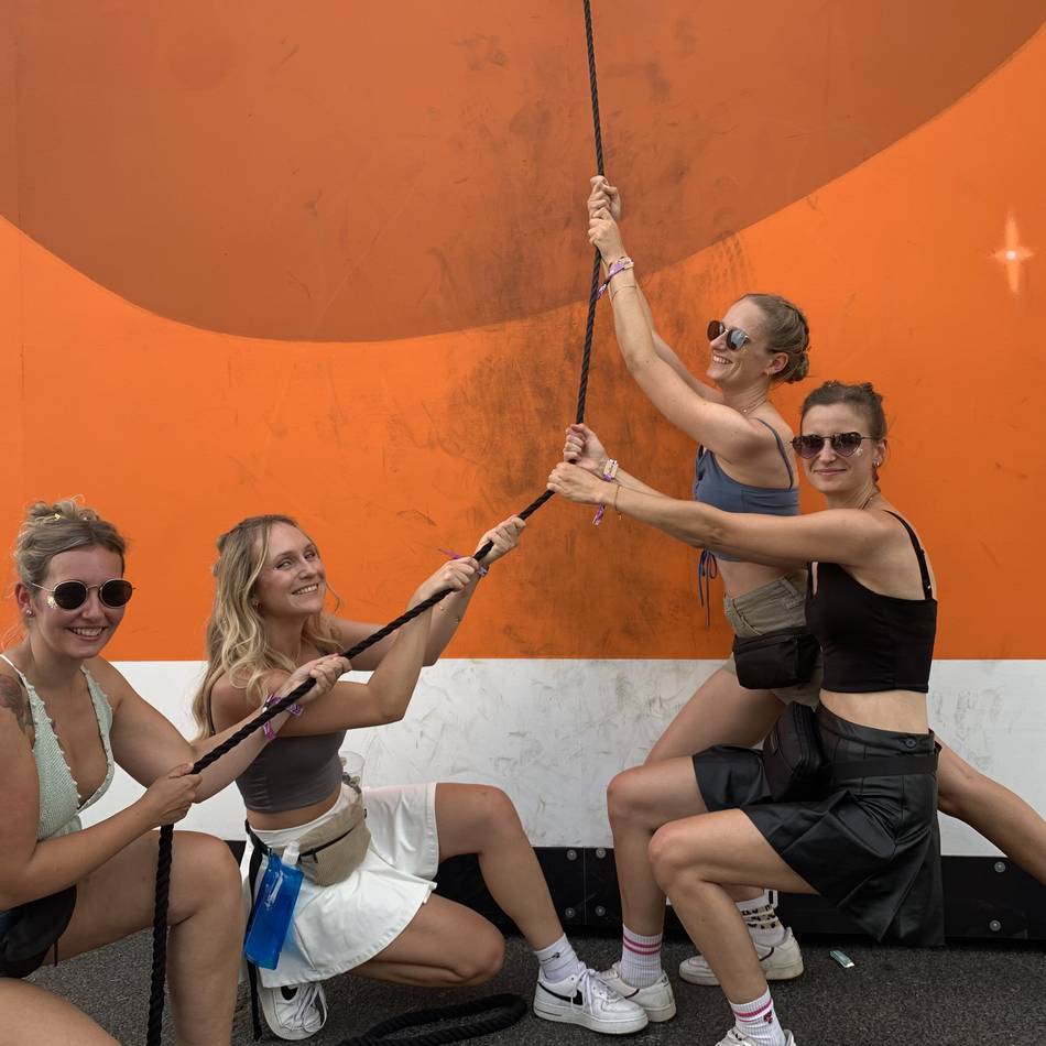 Fans gehen gut gestylt auf das Festival in Weeze: Der passende Look für San Hejmo
