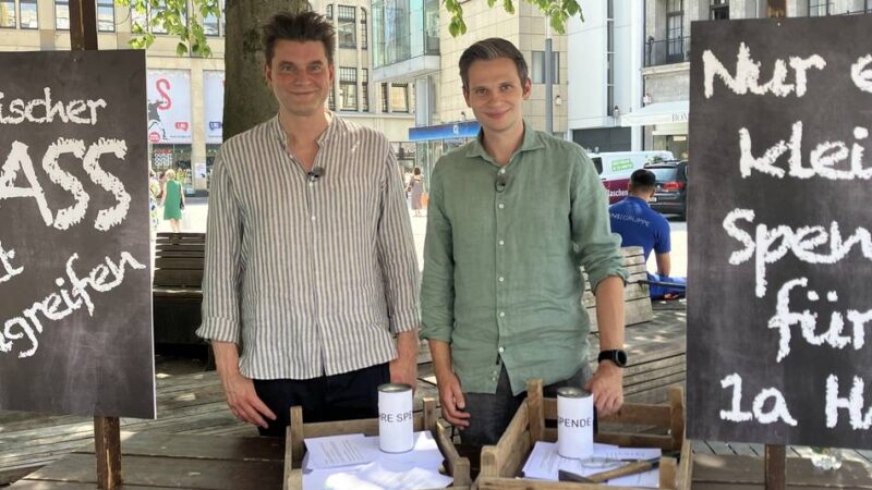 „Heute-Show Spezial“ aus Düsseldorf: Lutz van der Horst und Fabian Köster lesen Hasskommentare auf dem Schadowplatz vor