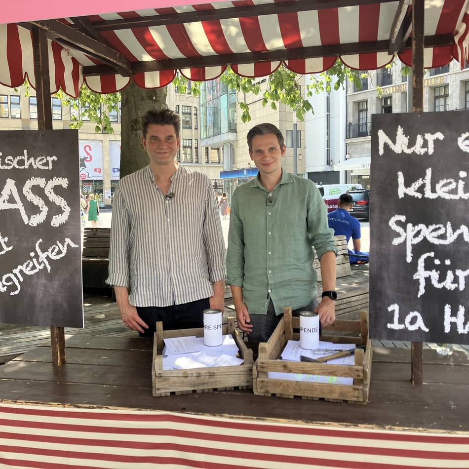 „Heute-Show Spezial“ aus Düsseldorf: Lutz van der Horst und Fabian Köster lesen Hasskommentare auf dem Schadowplatz vor