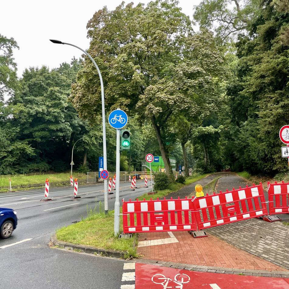 Wegen Brücken-Abriss in Mönchengladbach: Geh- und Radweg an Hermann-Piecq-Anlage länger gesperrt