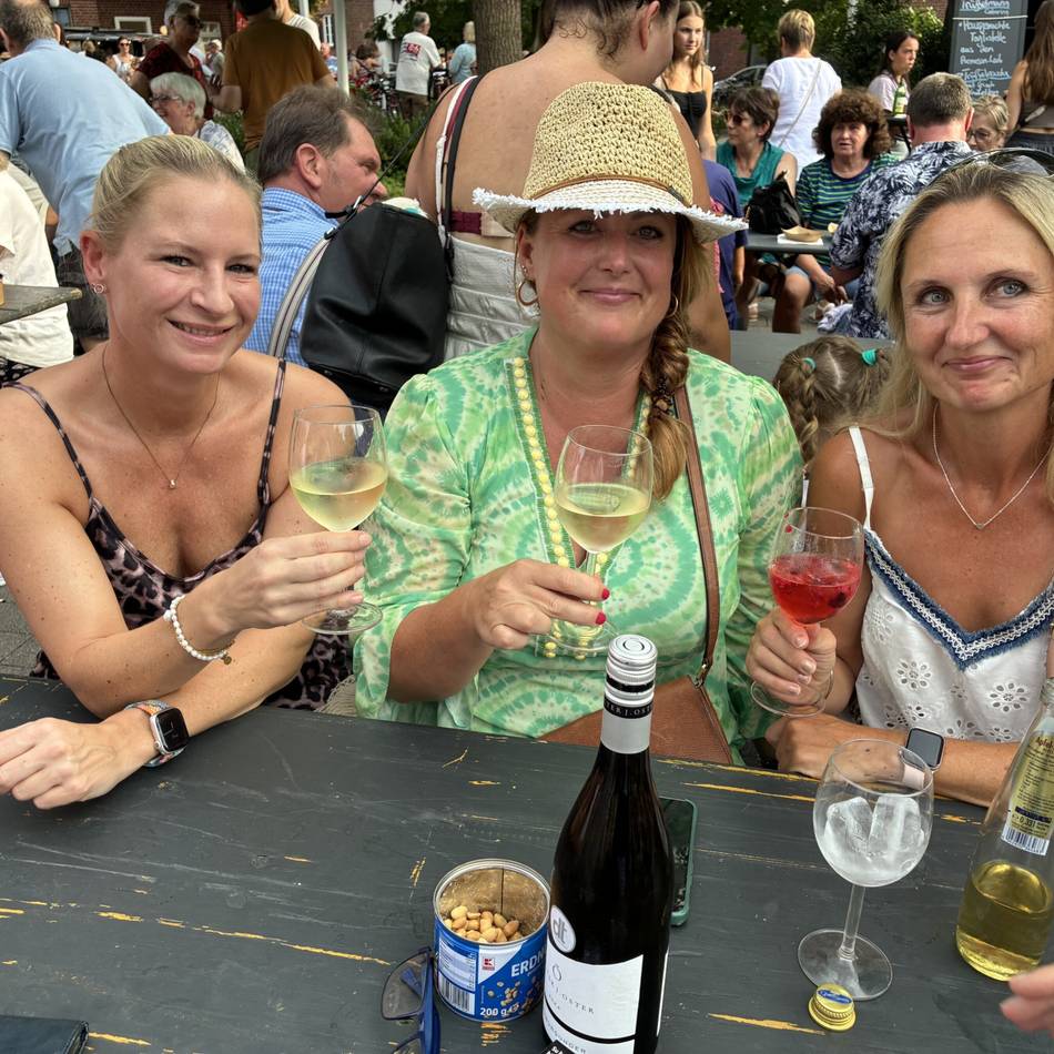 Erster Feierabendmarkt in Korschenbroich-Glehn: Voller Streetfoodmarkt rund um St. Pankratius bei tropischen Temperaturen