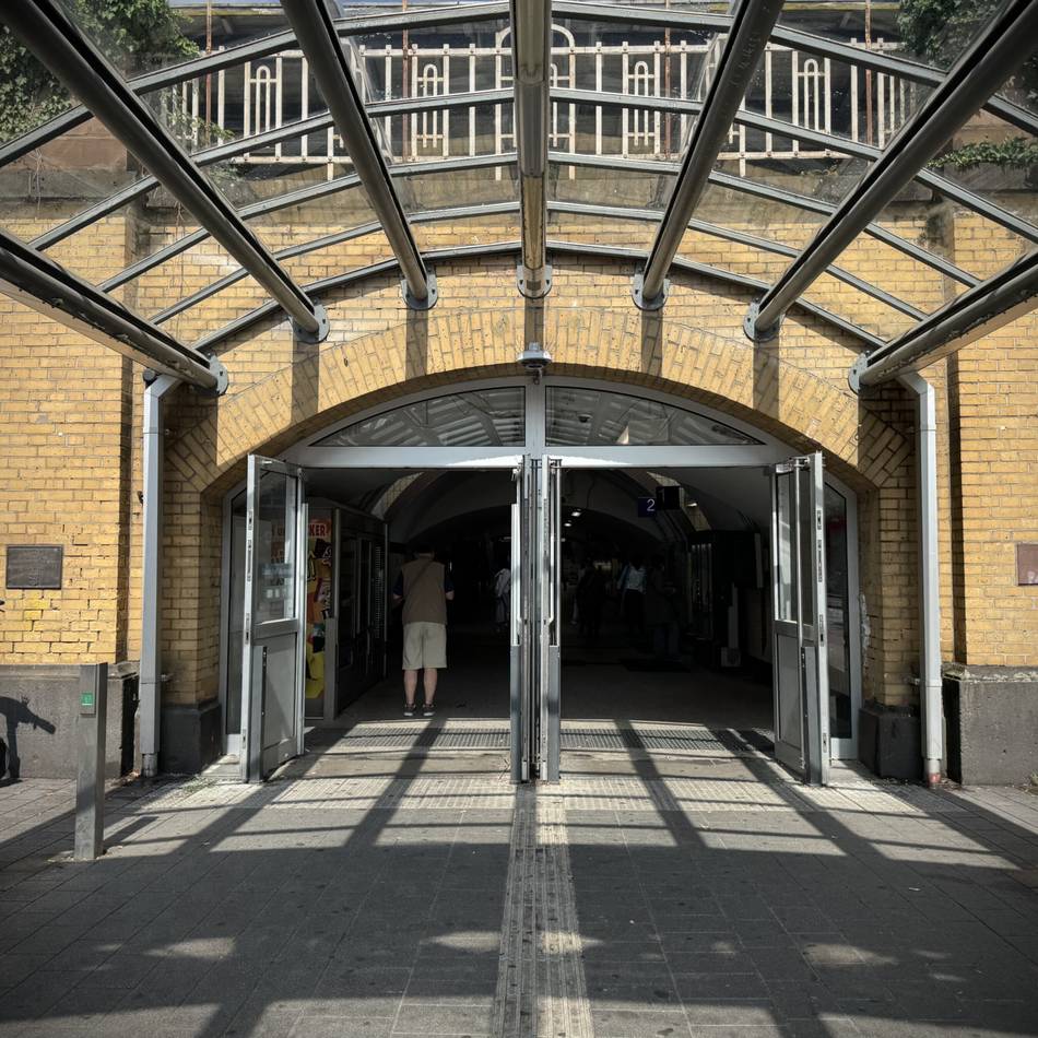 Während Schützenfest und Kirmes: Waffenverbot am Neusser Hauptbahnhof