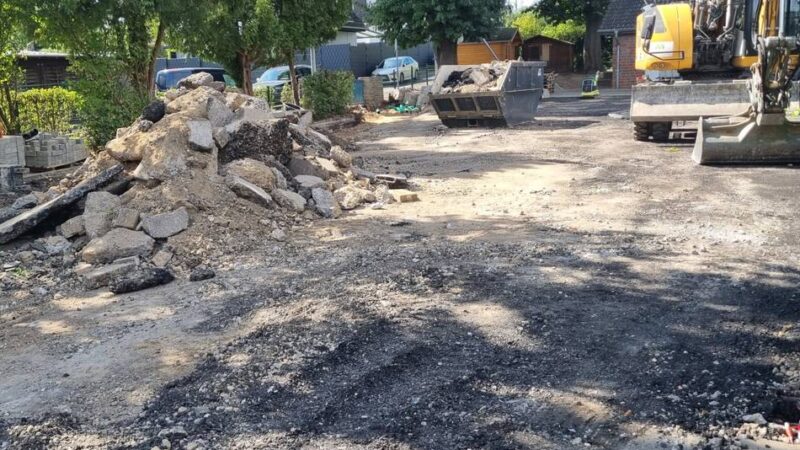 Grundschule in Jüchen: Hof der Lindenschule gleicht Baustelle