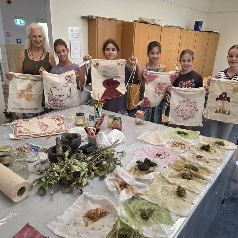 Ferienkurs in Büttgen: So stellt man Farben aus Pflanzen selbst her