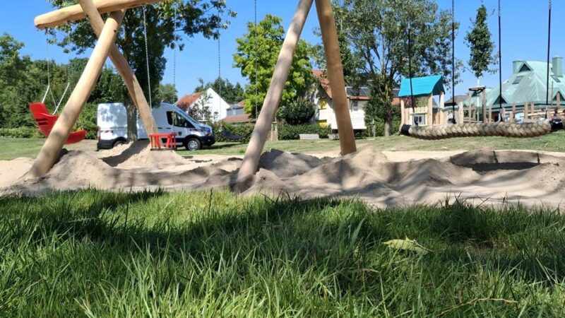 Arbeiten in Alpen sind abgeschlossen: Schaukeln am Spielplatz hinter dem Marienstift sind montiert