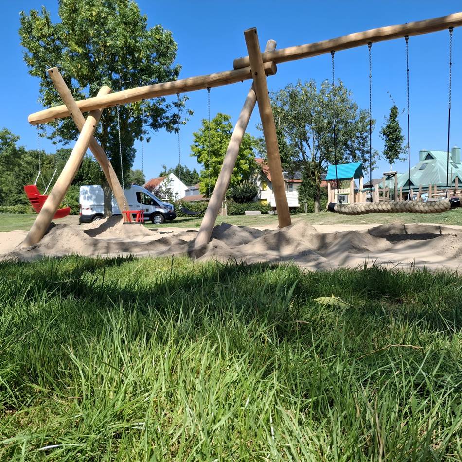 Arbeiten in Alpen sind abgeschlossen: Schaukeln am Spielplatz hinter dem Marienstift sind montiert