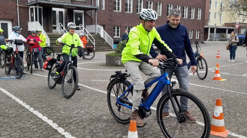 Aktion der Polizei Krefeld: Pedelectraining der Polizei soll Zahl der Unfälle weiter verringern