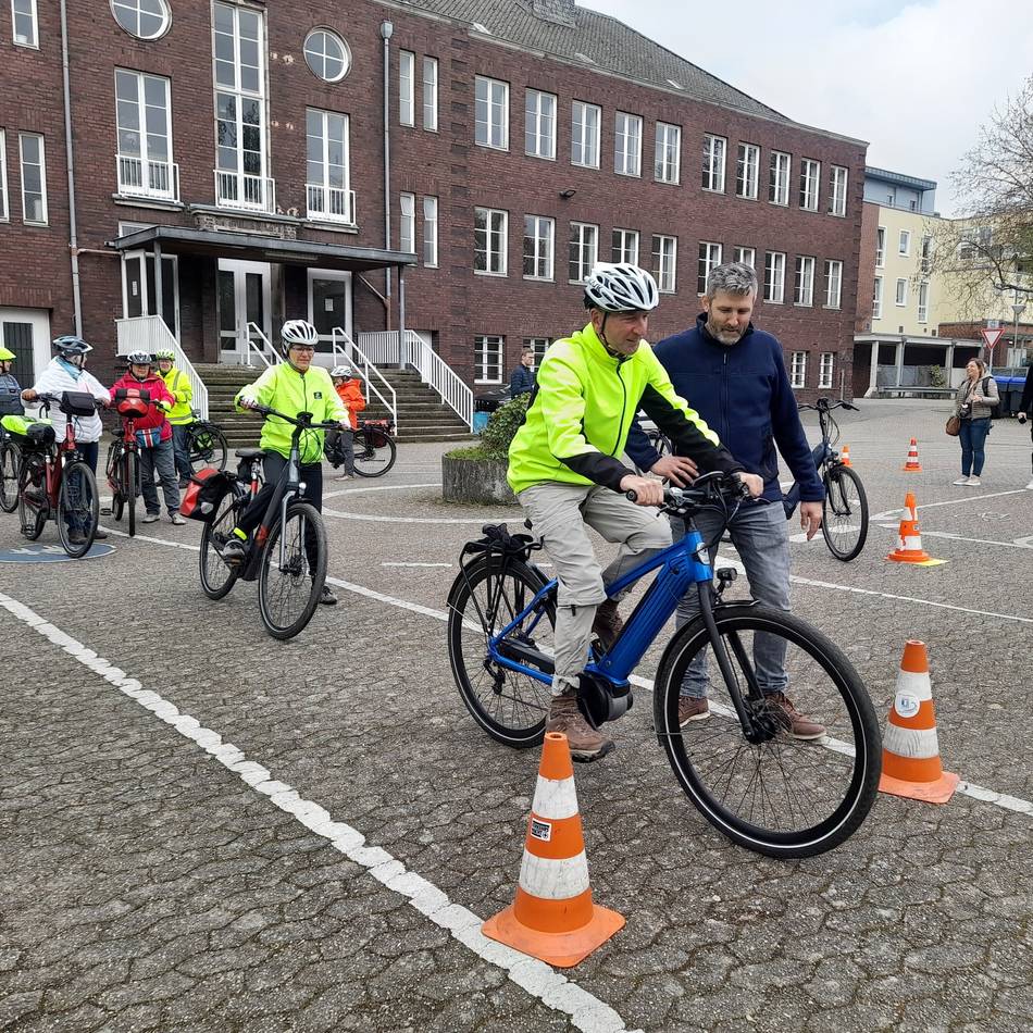Aktion der Polizei Krefeld: Pedelectraining der Polizei soll Zahl der Unfälle weiter verringern